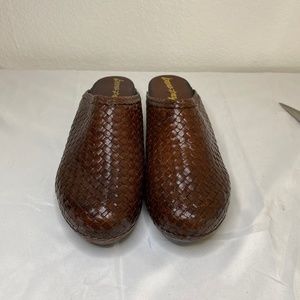 Bare Trap Clogs Brown Sz 8- 0033